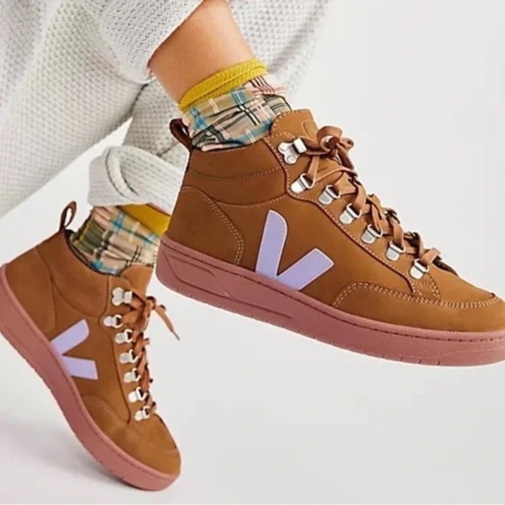 VEJA - Gender Inclusive Roraima High Top Sneaker - Picture 2 of 12
